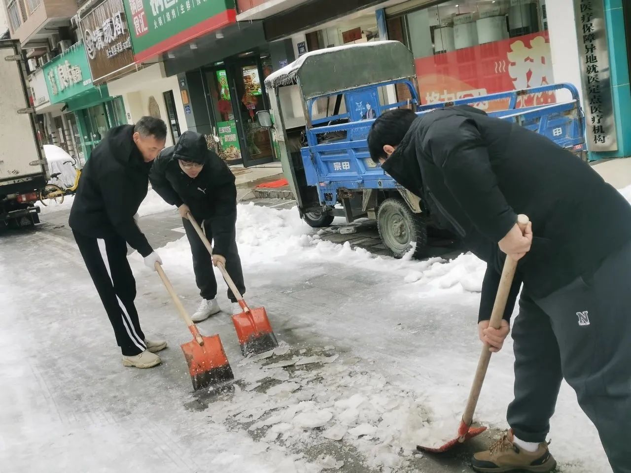鏟冰除雪 溫暖相伴——天海集團(tuán)參與清冰障、除冰凍行動